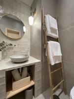 Łazienka w obiekcie VIDAL APARTAMENTOS con parking privado.