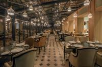 Un restaurante con mesas, sillas y luces. en Château Brachet, en Grésy-sur-Aix