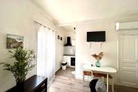 Telewizja i/lub zestaw kina domowego w obiekcie 30m Studio in the heart of old Antibes wifi air conditioning