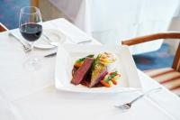 WalpertskirchenにあるLandhotel Hallnbergのワインと一緒にテーブルの上に盛り付け