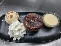 un piatto nero con sopra due diversi tipi di dessert di ibis Avignon Sud ad Avignone