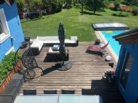 una vista aérea de una terraza con piscina y sombrilla en La maison bleue, en Altenbach