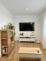 Televízia a/alebo spoločenská miestnosť v ubytovaní Villa Olivia con Piscina, Jardin y Parking