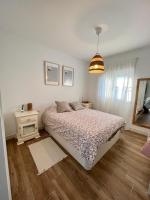 Posteľ alebo postele v izbe v ubytovaní Villa Olivia con Piscina, Jardin y Parking