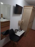 Televízia a/alebo spoločenská miestnosť v ubytovaní Hotel Garny Pleso