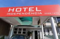 un hotel debajo de una señal roja delante de un edificio en Hotel Independência, en Goiânia