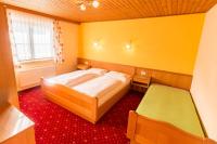 Łóżko lub łóżka w pokoju w obiekcie Hotel Weissenstein