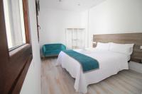 Postel nebo postele na pokoji v ubytování GLORIA SUITES