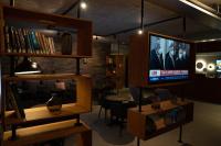 TV a/nebo společenská místnost v ubytování Konvin Hotel by Reykjavik Keflavik Airport