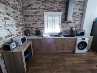 Kuchyňa alebo kuchynka v ubytovaní apartamento el molino con piscina privada