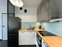 Kuchyňa alebo kuchynka v ubytovaní HomeStay Apartment with Parking