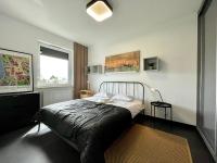 Posteľ alebo postele v izbe v ubytovaní HomeStay Apartment with Parking