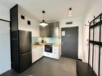 Kuchyňa alebo kuchynka v ubytovaní HomeStay Apartment with Parking