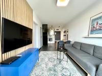 Televízia a/alebo spoločenská miestnosť v ubytovaní HomeStay Apartment with Parking