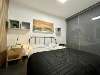 Posteľ alebo postele v izbe v ubytovaní HomeStay Apartment with Parking
