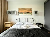 Posteľ alebo postele v izbe v ubytovaní HomeStay Apartment with Parking