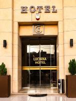 Un edificio con un cartel de hotel en la puerta. en Luciana Hotel by FHM, en Áqaba
