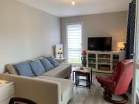 Televízia a/alebo spoločenská miestnosť v ubytovaní Charmant T2 à Cabourg, proche centre et plage, calme, loggia, ascenseur, animaux acceptés - FR-1-487-337