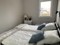 Posteľ alebo postele v izbe v ubytovaní Charmant T2 à Cabourg, proche centre et plage, calme, loggia, ascenseur, animaux acceptés - FR-1-487-337