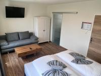 Televízia a/alebo spoločenská miestnosť v ubytovaní Enns Sleep Gasthaus Backhendlstation