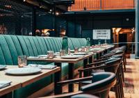 una fila de mesas y sillas en un restaurante en Clarion Hotel Mestari, en Helsinki