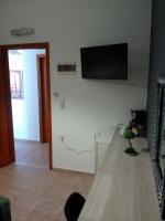 Televízia a/alebo spoločenská miestnosť v ubytovaní Avra Rooms