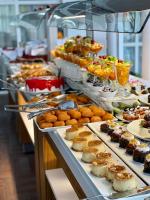 een buffet met verschillende soorten desserts en gebak bij Pashas Princess by Werde Hotels - Adult Only in Kemer