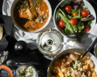 una mesa cubierta con tazones de comida y una ensalada en Hotel Parister Piscine & Spa, en París