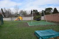 Plac zabaw dla dzieci w obiekcie LE PETIT BONHEUR - PLACE PARKING PRIVEE - CLiM - TERRASSE - PISCINE PARTAGEE - PROCHE PARC SPIROU