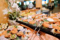 un buffet pieno di diversi tipi di cibo di Nicolaus Club Torre Moresca a Cala Liberotto