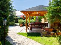 Vonkajšia záhrada v ubytovaní Holiday Home Szabo by Interhome