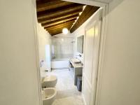 A bathroom at Villa Podere Del Grasso