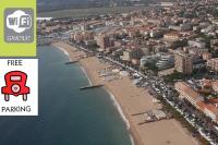eine Luftansicht auf einen Strand und eine Stadt in der Unterkunft Fréjus plage in Fréjus