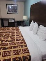 Sterling Inn near IAG Airportにあるベッド