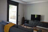 TV a/nebo společenská místnost v ubytování Casa da Rabeira con terraza barbacoa y aparcamiento