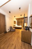 Plán poschodí v ubytovaní Centrally Stylish Suite by Acropolis