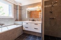 Kúpeľňa v ubytovaní Superbe maison avec piscine et jacuzzi dans les dunes