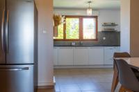 Kuchyňa alebo kuchynka v ubytovaní Superbe maison avec piscine et jacuzzi dans les dunes