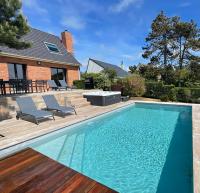 Bazén v ubytovaní Superbe maison avec piscine et jacuzzi dans les dunes alebo v jeho blízkosti