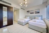 Postel nebo postele na pokoji v ubytování Coastal 2BR at Sky Gardens DIFC by Deluxe Holiday Homes