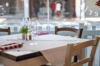 een witte tafel met wijnglazen erop bij Hotel Cristina in Lido di Jesolo