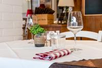 een tafel met twee glazen wijn erop bij Hotel Cristina in Lido di Jesolo
