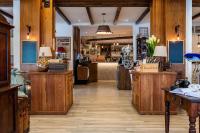 een winkel met houten vloeren en een lobby bij Hotel Cristina in Lido di Jesolo