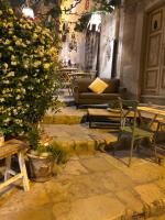 een woonkamer met een bank en een tafel en bloemen bij Casa 28 in Canosa di Puglia
