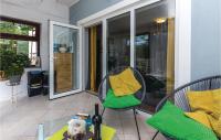 Posedenie v ubytovaní 2 Bedroom Awesome Apartment In Krasica