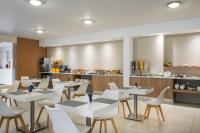 Reštaurácia alebo iné gastronomické zariadenie v ubytovaní Sea View Hotel & Apartments