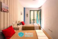 A bed or beds in a room at SkySea Holidays CITY CENTER SUITES