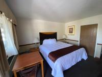 Ein Bett oder Betten in einem Zimmer der Unterkunft Town and Country Inn