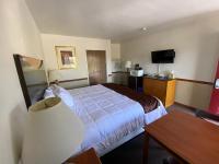 Ein Bett oder Betten in einem Zimmer der Unterkunft Town and Country Inn