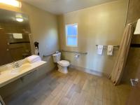 Ein Badezimmer in der Unterkunft Town and Country Inn